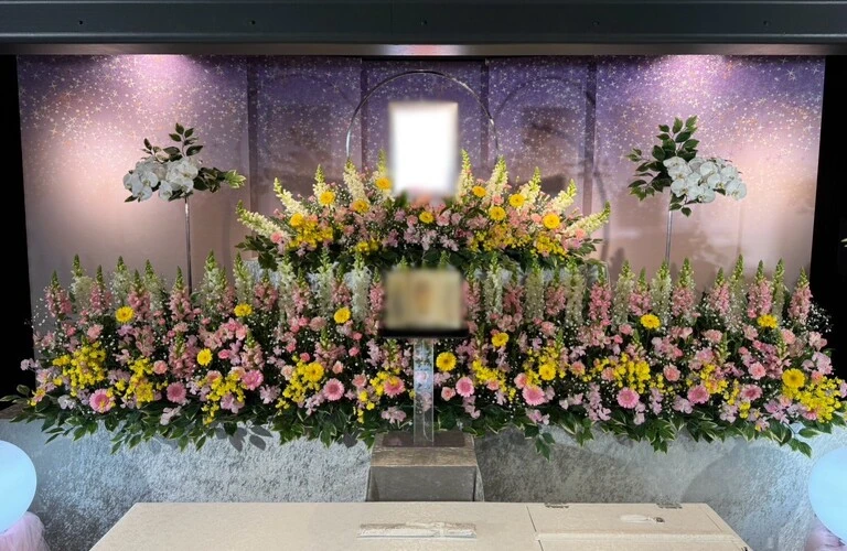 泉区の花祭壇で贈る家族葬心を込めた最高のお別れを| 横浜市泉区の葬儀ならつながるお葬式