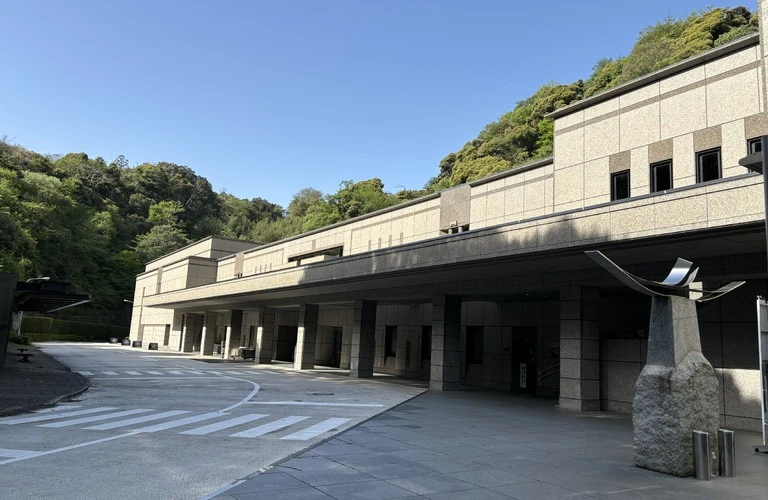 横浜市営斎場の混雑状況と料金を簡単にチェック！予約方法もスムーズ解説 | 神奈川県戸塚区の葬儀ならつながるお葬式